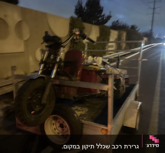 נגרר עם אופנוע על כביש בשעת ערב